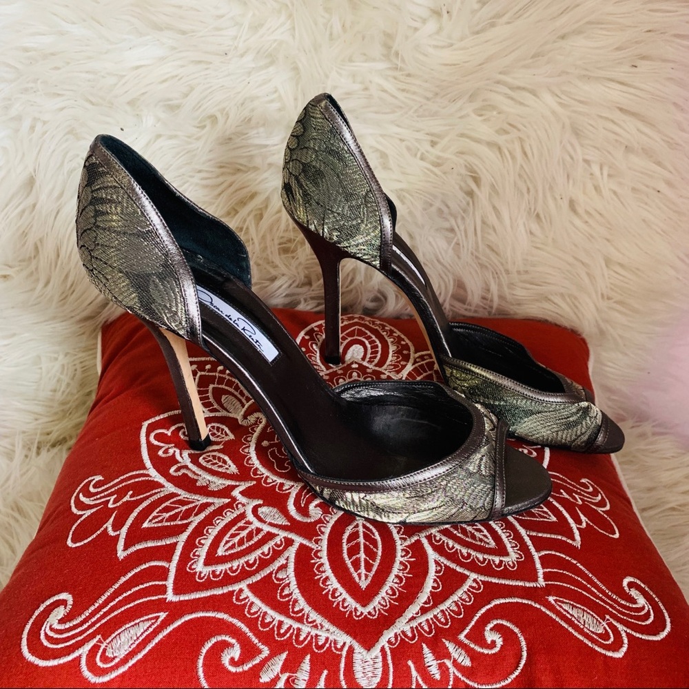 Auth Oscar de la Renta silk/floral peep toe pumps.
